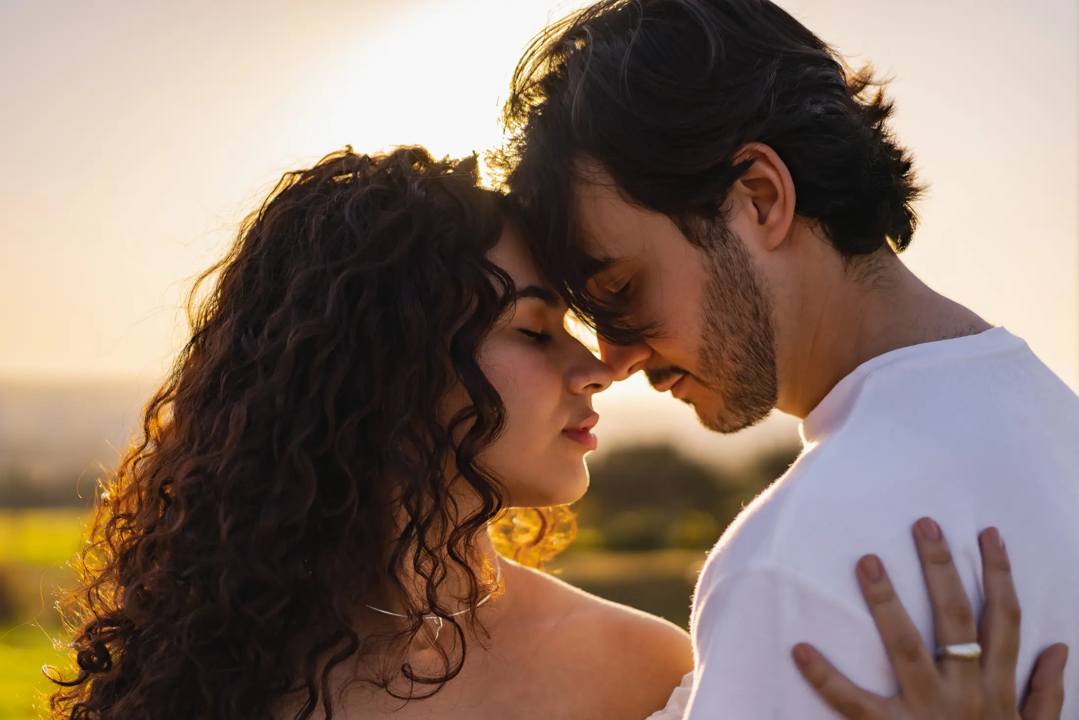 Casal em encontro íntimo ao pôr do sol