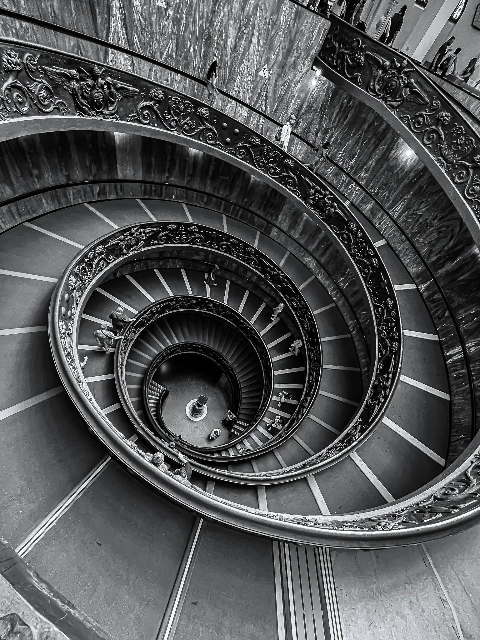 Escadaria em espiral fotografada em preto e branco